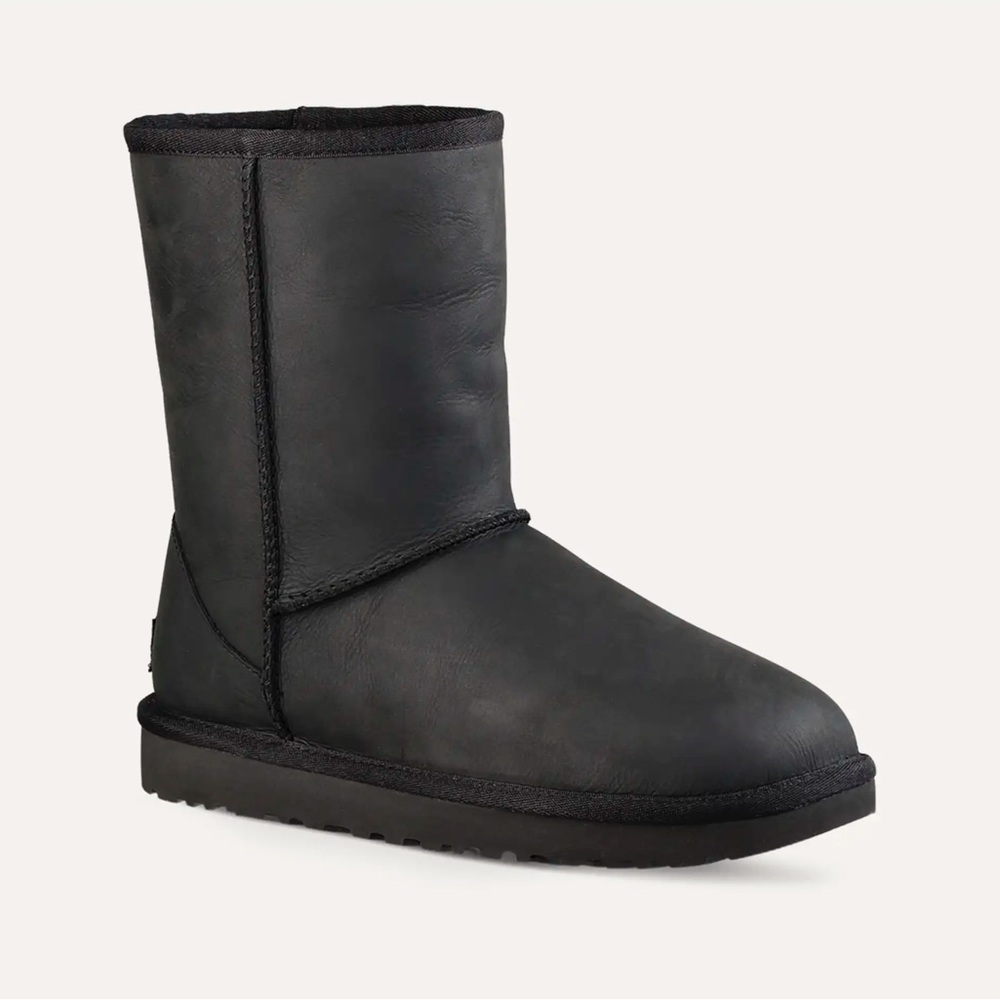 Sz 8 smooth leather UGG Black Classic Short Boots